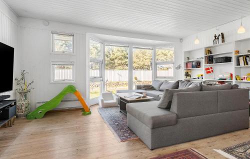 Ruang duduk di 4 Bedroom Nice Home In Sjællands Odde
