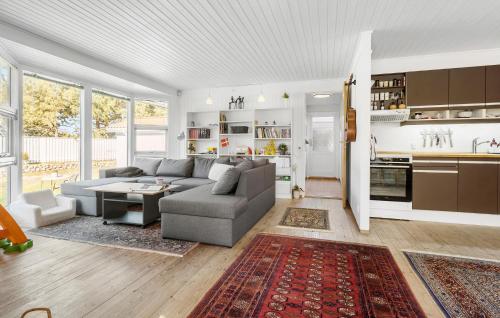 Η κουζίνα ή μικρή κουζίνα στο 4 Bedroom Nice Home In Sjællands Odde