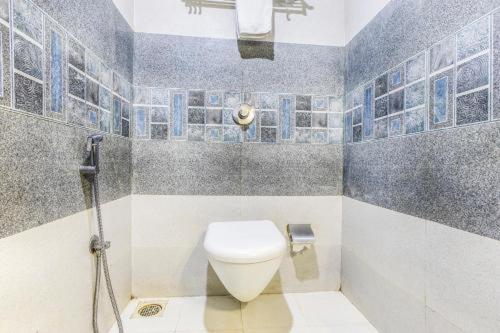uma casa de banho com um WC e um chuveiro em Hotel Akasa Inn em Mumbai