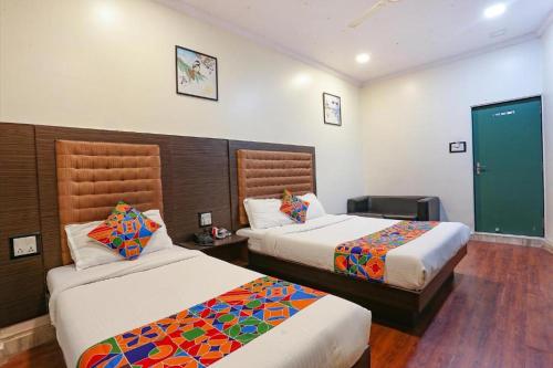 Cette chambre comprend 2 lits et une télévision. dans l'établissement Hotel Akasa Inn, à Mumbai