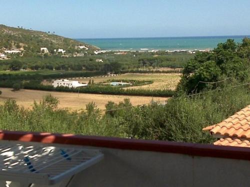 - une vue sur l'océan depuis le balcon d'une maison dans l'établissement Ferienwohnung für 4 Personen ca 48 qm in Peschici, Adriaküste Italien Ostküste von Apulien - b61258, à Peschici