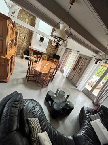 un salon avec une table et un canapé dans l'établissement La pommeraie, à Coucolette