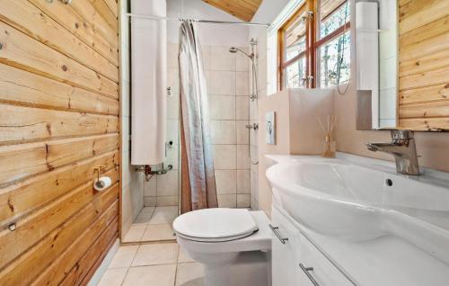 Kylpyhuone majoituspaikassa Gorgeous Home In Hjby With Wifi