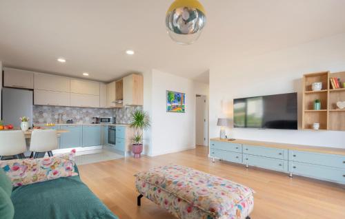 Lovely Apartment In Makarska With Wifi