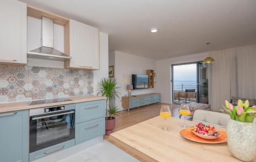 Lovely Apartment In Makarska With Wifi