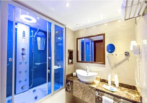 ein Bad mit einem Waschbecken und einer Dusche in der Unterkunft live Nile in style Nile cruise in Luxor and Aswan in Luxor