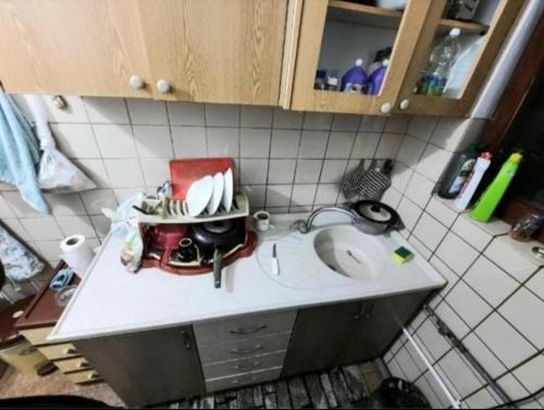 encimera de cocina con fregadero y encimera en Urban Hostel en Peje