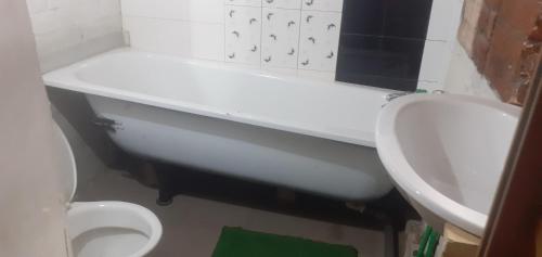 y baño con bañera, lavabo y aseo. en Le Karthala Chambres D'Hotes, en Antananarivo