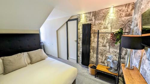 1 dormitorio con 1 cama y una pared con un mural en INNit Bliss, en Brighton & Hove