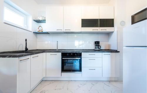 Η κουζίνα ή μικρή κουζίνα στο 2 Bedroom Amazing Apartment In Benkovac