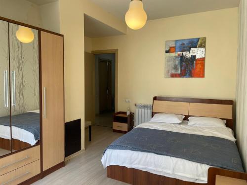 Katil atau katil-katil dalam bilik di Chavchavdze VAKE - 1BR Apartment