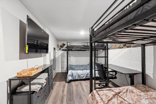 1 Schlafzimmer mit 2 Etagenbetten und einem Schreibtisch in der Unterkunft Coastal Retreat Oasis- Perfect for large groups in Atlanta