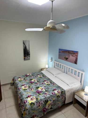 a bedroom with a bed and a ceiling fan at Villette ad uso turistico per affitti brevi in Lampedusa