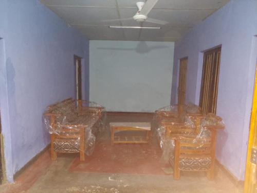 una habitación con algunas mesas y sillas. en House near main temple en Batticaloa