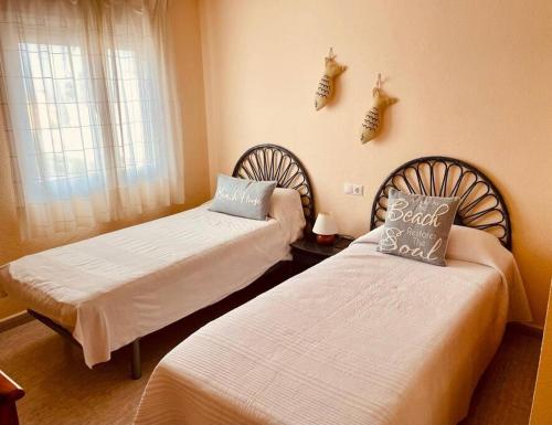 ein Schlafzimmer mit zwei Betten und zwei Geweihen an der Wand in der Unterkunft Maison type villa 4 façades 4 bedrooms in Gran Alacant