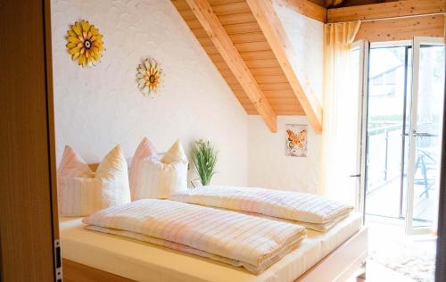um quarto com duas camas sentadas num banco em Ferienloft-Charlotte em Tondorf