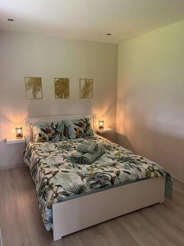 a bedroom with a bed in a room with two lamps at Appartement Le Domaine du Cygne in Barst-Marienthal