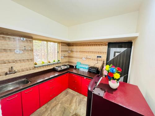 Parxem的住宿－Serenity Homes，一间厨房,配有红色橱柜和红色台面
