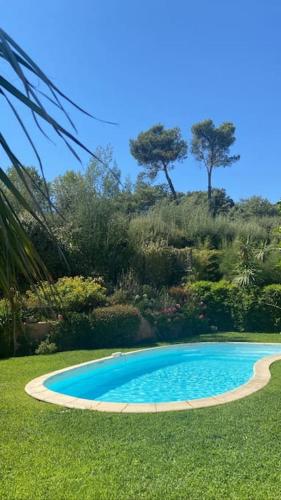 une piscine au milieu d'une cour dans l'établissement Charmante villa avec piscine - Golfe St Tropez, à La Croix-Valmer