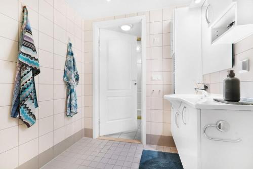 baño blanco con ducha y lavamanos en Panoramisk leilighet 2 en Bodø