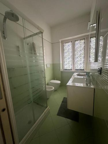 La salle de bains est pourvue d'une douche, d'un lavabo et de toilettes. dans l'établissement Perla Marina, à Pescara