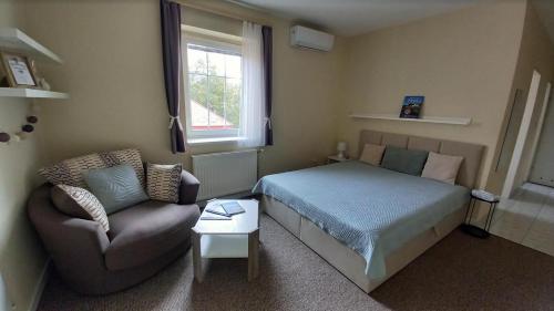 Postel nebo postele na pokoji v ubytování Chill Apartman Hévíz