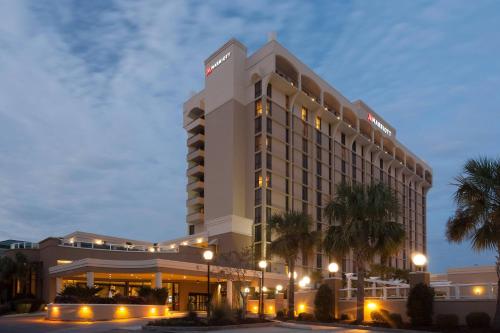 チャールストンにあるCharleston Marriottの夜のホテルの描写