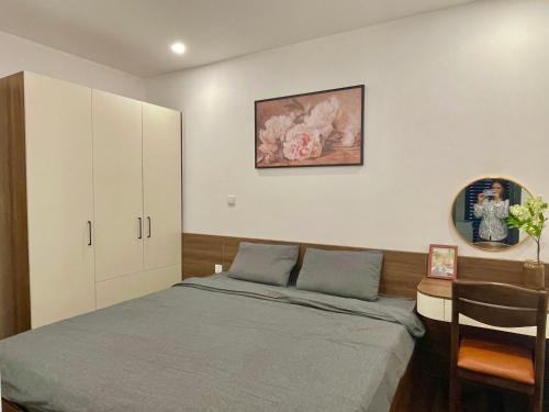 een slaapkamer met een bed, een kast en een foto bij F’HOUSE CH 2 ngủ 2wc CC Hoàng Huy Commerce, Lê Chân, HP in An Khê