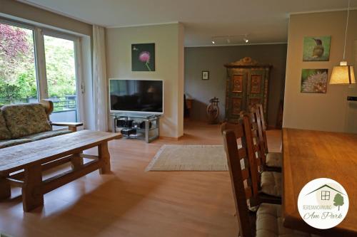 TV a/nebo společenská místnost v ubytování Großzügige Wohnung am Comberg-Park