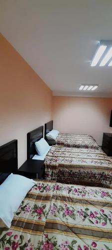 Ένα ή περισσότερα κρεβάτια σε δωμάτιο στο Hotel Reyna