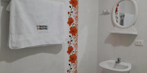 Ένα μπάνιο στο Hotel Reyna