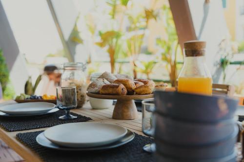 Makanan di atau berdekatan apartmen
