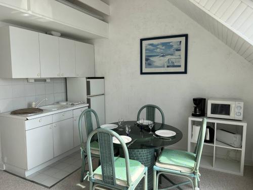 Η κουζίνα ή μικρή κουζίνα στο Studio face à la mer - Saint Cast Le Guildo