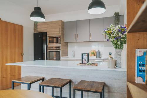 Dapur atau dapur kecil di Surf GuestHouse - 7min walk to the beach