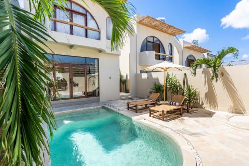 una villa con piscina e una casa di Amani Villas: New, Luxury, Mediterranean, Private Pool, Canggu a Canggu