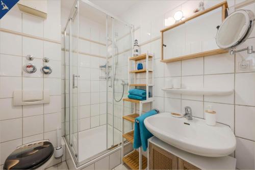 ein Bad mit einem Waschbecken und einer Dusche in der Unterkunft Achterliek FeWo Achterliek in Ahlbeck