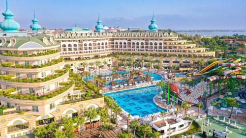 Hotel Makadi sharm elshekh في شرم الشيخ: اطلالة جوية على منتجع مع حديقة مائية