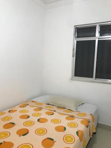 里約熱內盧的住宿－Lima，白色客房的一张床位,设有窗户