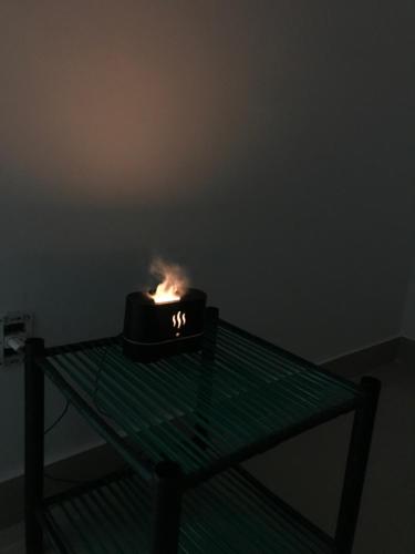 里約熱內盧的住宿－Lima，坐在玻璃桌边的蜡烛