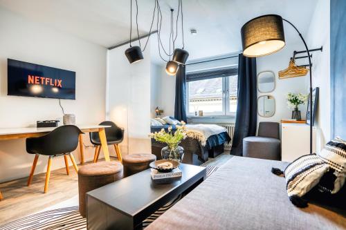 een studio appartement met een bed en een woonkamer bij 50% Rabatt - zentral - Designstudio - 3 Pers. in Wiesbaden