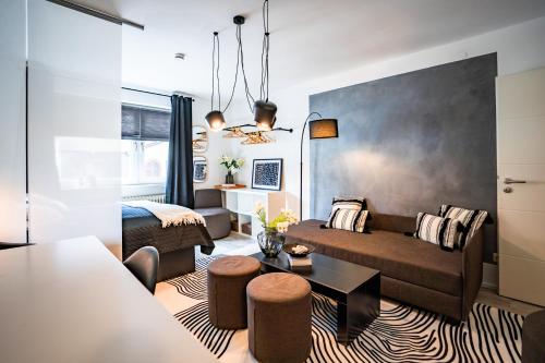 een woonkamer met een bank en een tafel bij 50% Rabatt - zentral - Designstudio - 3 Pers. in Wiesbaden