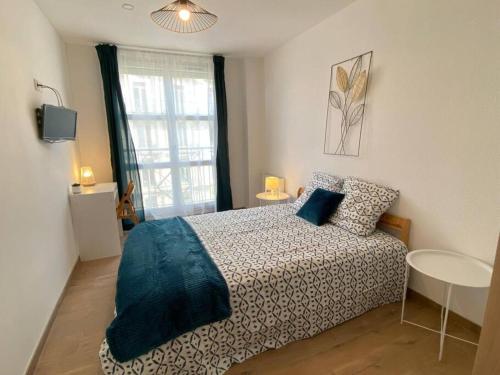 une chambre avec un lit, une table et une fenêtre dans l'établissement Appartement 2 chambres avec cuisine Gare, à Grenoble