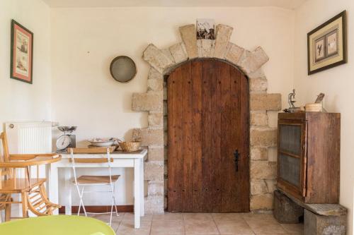 een houten deur in een kamer met een tafel bij Brimbilly, maison de charme in Guenrouet
