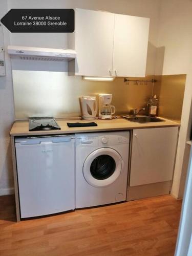 une cuisine avec une machine à laver et un évier dans l'établissement Appartement 2 chambres avec cuisine Gare, à Grenoble