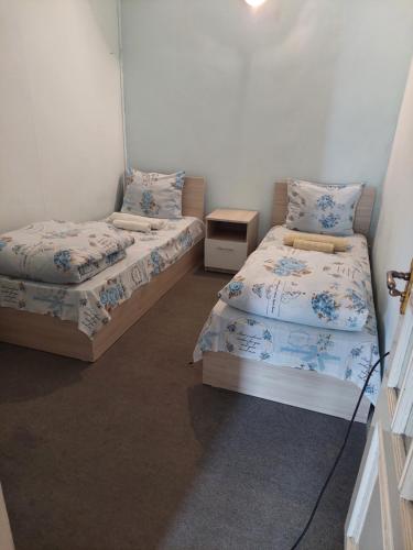 Un pat sau paturi într-o cameră la Suny Sevan