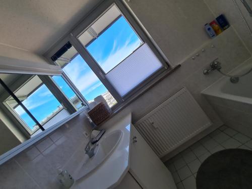 ein Badezimmer mit Waschbecken und großem Fenster in der Unterkunft Ridler! Theresienwiese Oktoberfest, parking & rooftop terraces 2 room in München