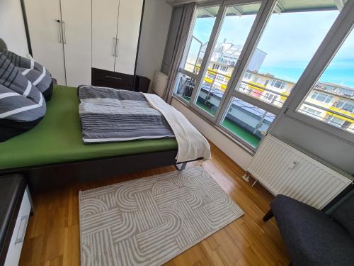 Habitación con cama y ventana con balcón. en Ridler, en Múnich