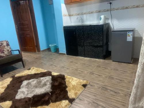 Jay Apartmentsにあるキッチンまたは簡易キッチン