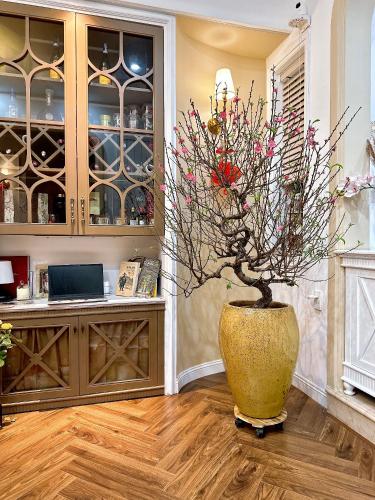 a large vase filled with flowers in a room at Moon Homestay in Thôn Kim Long (1)