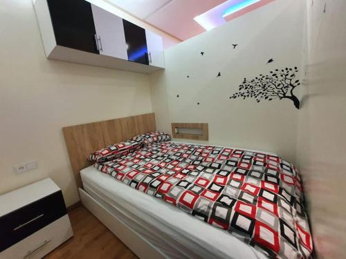 1 dormitorio con cama y pared con pegatina de árbol en DOUBLE Studio en Rabat